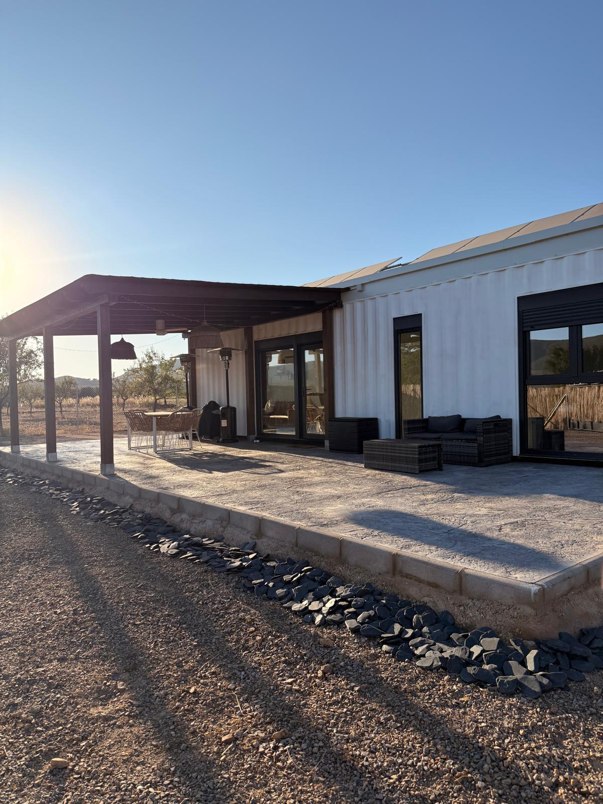 Vista exterior completa de la casa rural contenedor Los Almendros en Malagón