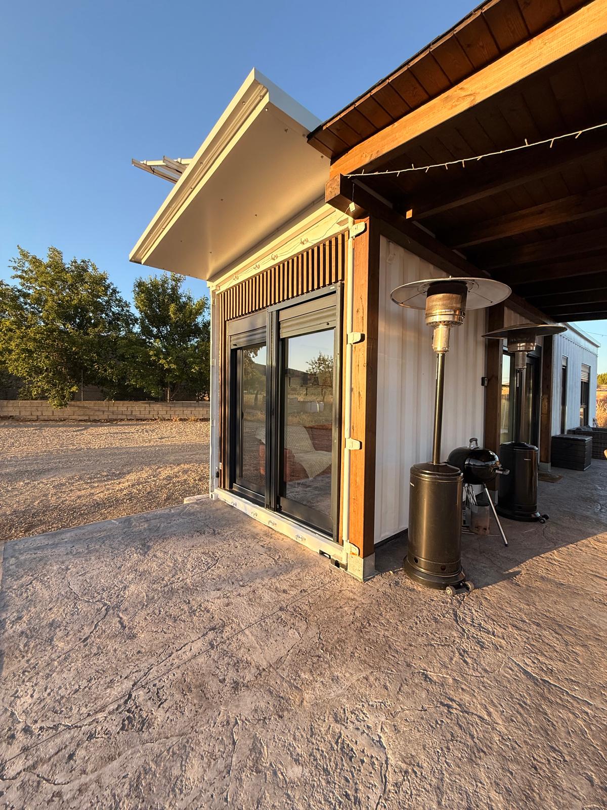 Vista exterior de la casa rural Los Almendros al atardecer en Malagón Ciudad Real