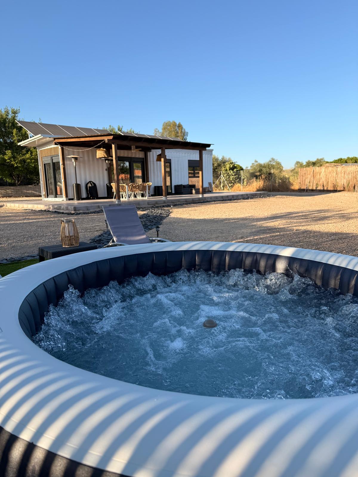 Jacuzzi privado con vistas a la casa contenedor Los Almendros