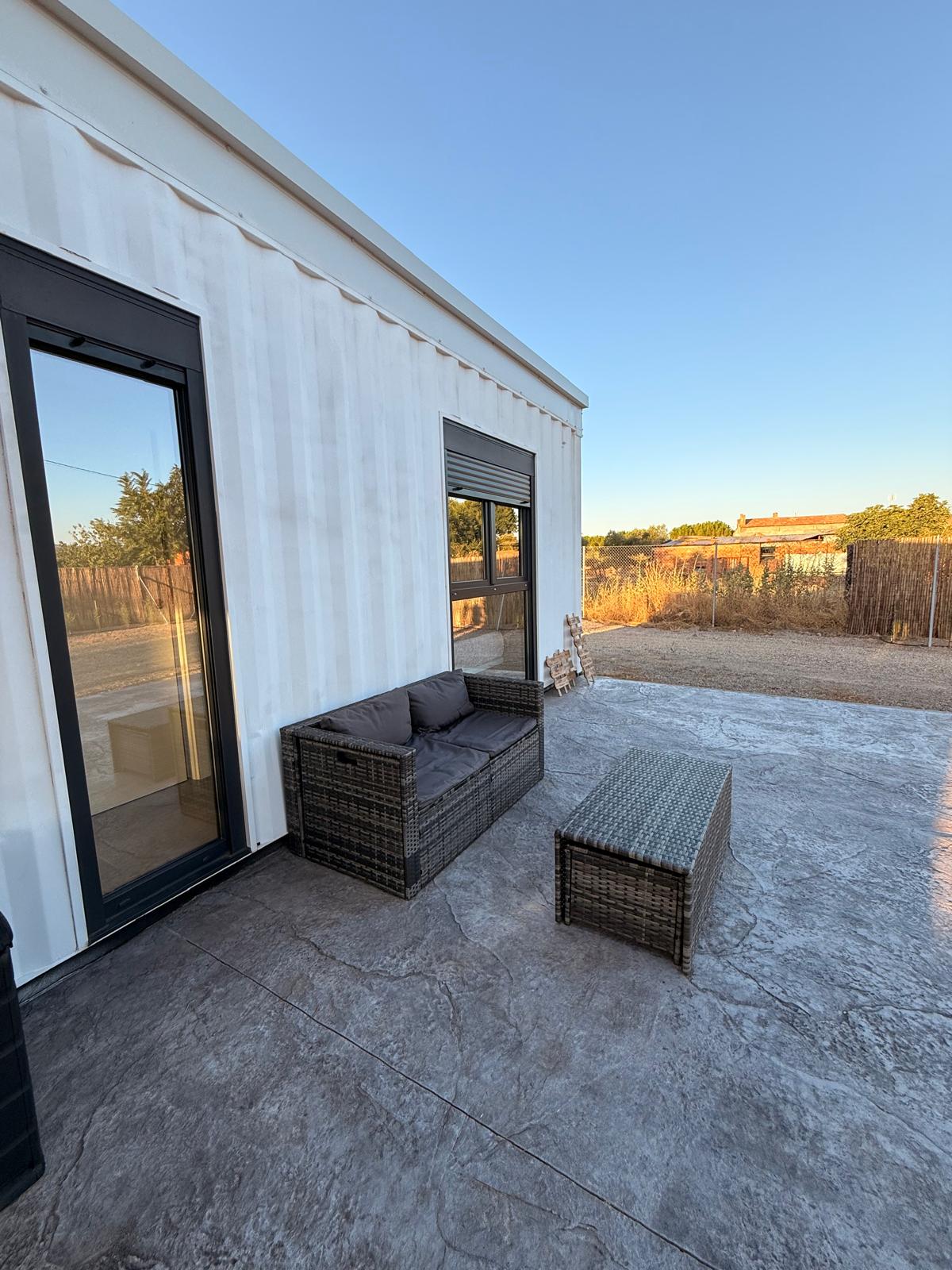 Terraza exterior con comedor y barbacoa en Los Almendros